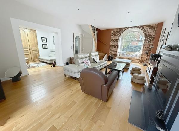 Très jolie façade pour cette adorable maison 4 ch dans une rue très recherchée de Marcq en Baroeul entre Quesne et Croisé * Chambre en RDC avec SDB