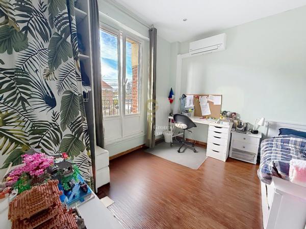Très jolie façade pour cette adorable maison 4 ch dans une rue très recherchée de Marcq en Baroeul entre Quesne et Croisé * Chambre en RDC avec SDB