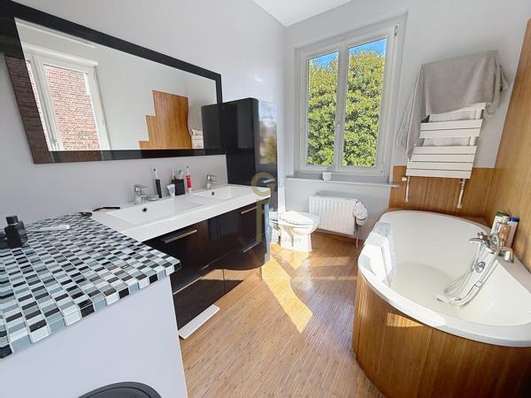 Très jolie façade pour cette adorable maison 4 ch dans une rue très recherchée de Marcq en Baroeul entre Quesne et Croisé * Chambre en RDC avec SDB