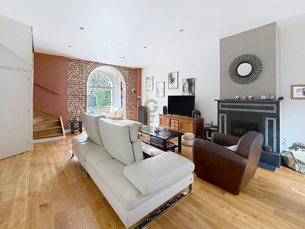 Très jolie façade pour cette adorable maison 4 ch dans une rue très recherchée de Marcq en Baroeul entre Quesne et Croisé * Chambre en RDC avec SDB