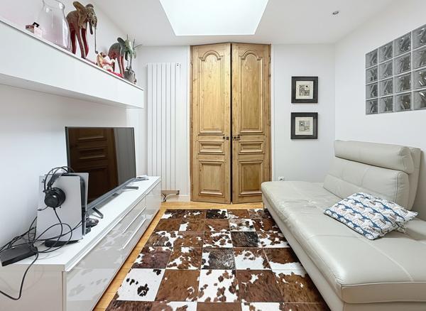 Très jolie façade pour cette adorable maison 4 ch dans une rue très recherchée de Marcq en Baroeul entre Quesne et Croisé * Chambre en RDC avec SDB