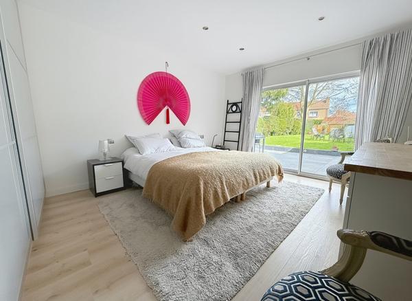 Très jolie façade pour cette adorable maison 4 ch dans une rue très recherchée de Marcq en Baroeul entre Quesne et Croisé * Chambre en RDC avec SDB