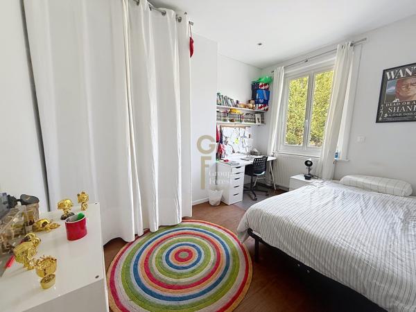 Très jolie façade pour cette adorable maison 4 ch dans une rue très recherchée de Marcq en Baroeul entre Quesne et Croisé * Chambre en RDC avec SDB