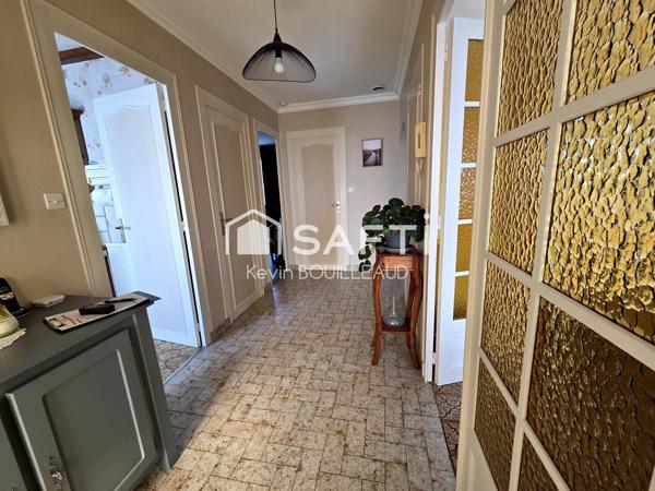 Maison plain-pied 177m², terrain 940m² avec sous-sol aménagé.