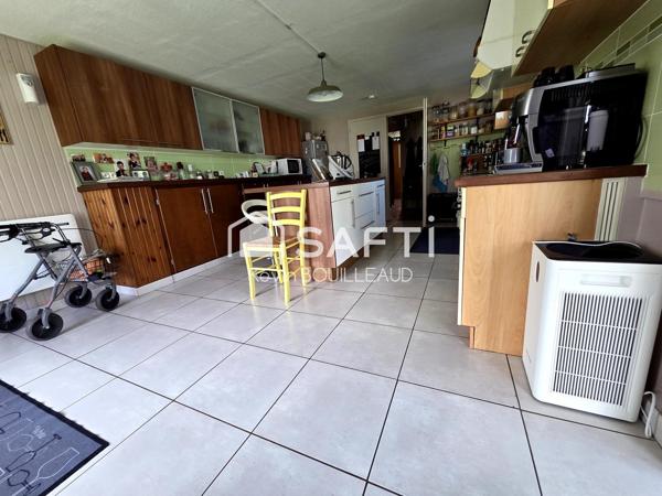 Maison plain-pied 177m², terrain 940m² avec sous-sol aménagé.