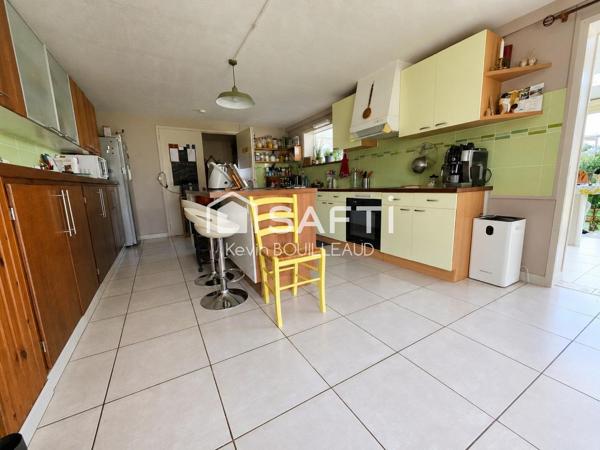 Maison plain-pied 177m², terrain 940m² avec sous-sol aménagé.
