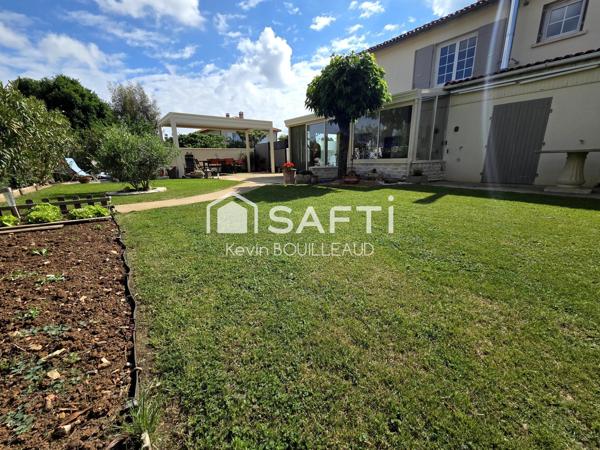Maison plain-pied 177m², terrain 940m² avec sous-sol aménagé.