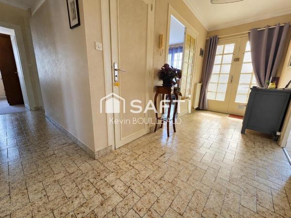Maison plain-pied 177m², terrain 940m² avec sous-sol aménagé.