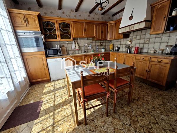 Maison plain-pied 177m², terrain 940m² avec sous-sol aménagé.