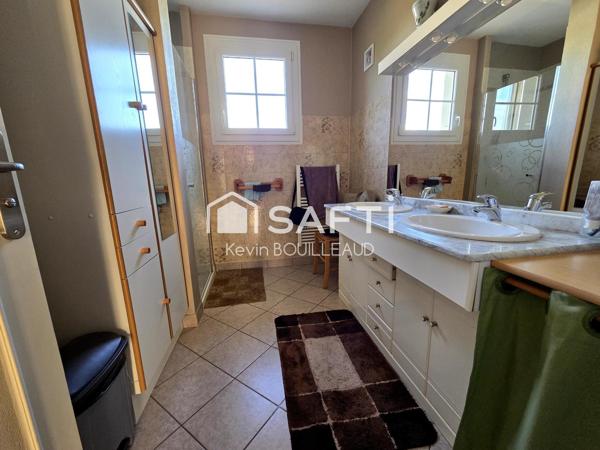 Maison plain-pied 177m², terrain 940m² avec sous-sol aménagé.