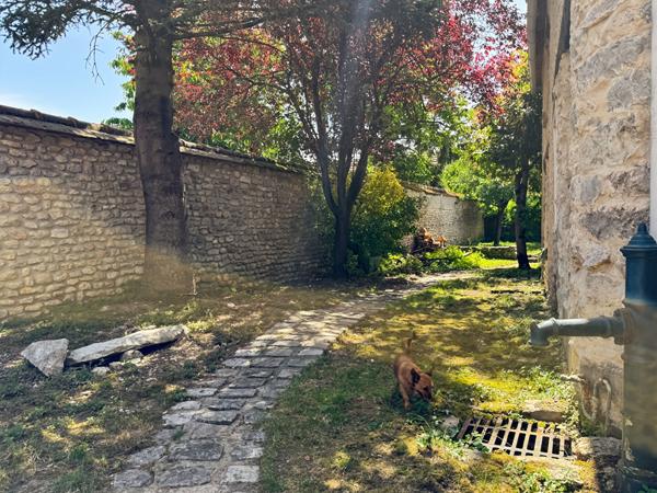 MAISON EN PIERRE RENOVÉE AVEC CAVE ET JARDIN CLOS