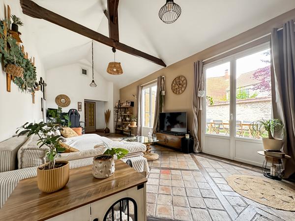 MAISON EN PIERRE RENOVÉE AVEC CAVE ET JARDIN CLOS