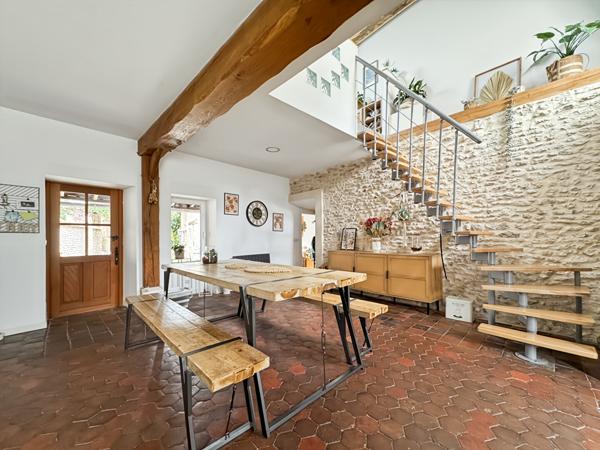 MAISON EN PIERRE RENOVÉE AVEC CAVE ET JARDIN CLOS