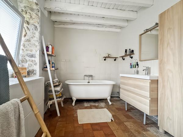 MAISON EN PIERRE RENOVÉE AVEC CAVE ET JARDIN CLOS