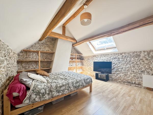 MAISON EN PIERRE RENOVÉE AVEC CAVE ET JARDIN CLOS