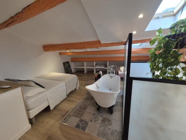 Emplacement exceptionnel dans le centre historique : Maison de ville avec fort potentiel locatif Airbnb Beziers