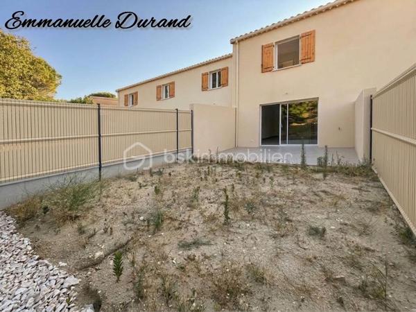 Située dans un quartier calme tout en étant à deux pas des commerces, cette belle maison offre un cadre de vie idéal, alliant confort moderne et finitions impeccables.

L’espace de vie :
Dès l'entrée (avec placard équipé), vous serez séduit par une vaste pièce de vie baignée de lumière, comprenant un séjour spacieux et une cuisine entièrement équipée. Le tout est climatisé pour votre confort été comme hiver. Le rez-de-chaussée dispose également d'un cellier / buanderie et un WC.

L’espace nuit :
À l’étage, découvrez deux belles chambres avec placards équipés ainsi qu’une salle d’eau avec WC.

Les extérieurs :
Profitez d’un jardinet privatif et d’une terrasse pour vos moments de détente. Côté pratique : deux places de parking complètent ce bien.

Les points forts :

État neuf : aucun travaux, peinture faites, placards équipés, cuisine et salle de bain neuve, moderne et élégante, posez vos valises !

Économies : Frais de notaire réduits.

Confort : Entièrement climatisée.

Idéal pour un premier achat ou un investissement locatif serein.