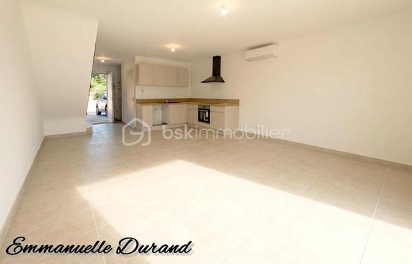 Située dans un quartier calme tout en étant à deux pas des commerces, cette belle maison offre un cadre de vie idéal, alliant confort moderne et finitions impeccables.

L’espace de vie :
Dès l'entrée (avec placard équipé), vous serez séduit par une vaste pièce de vie baignée de lumière, comprenant un séjour spacieux et une cuisine entièrement équipée. Le tout est climatisé pour votre confort été comme hiver. Le rez-de-chaussée dispose également d'un cellier / buanderie et un WC.

L’espace nuit :
À l’étage, découvrez deux belles chambres avec placards équipés ainsi qu’une salle d’eau avec WC.

Les extérieurs :
Profitez d’un jardinet privatif et d’une terrasse pour vos moments de détente. Côté pratique : deux places de parking complètent ce bien.

Les points forts :

État neuf : aucun travaux, peinture faites, placards équipés, cuisine et salle de bain neuve, moderne et élégante, posez vos valises !

Économies : Frais de notaire réduits.

Confort : Entièrement climatisée.

Idéal pour un premier achat ou un investissement locatif serein.