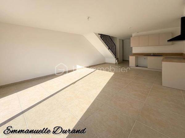 Située dans un quartier calme tout en étant à deux pas des commerces, cette belle maison offre un cadre de vie idéal, alliant confort moderne et finitions impeccables.

L’espace de vie :
Dès l'entrée (avec placard équipé), vous serez séduit par une vaste pièce de vie baignée de lumière, comprenant un séjour spacieux et une cuisine entièrement équipée. Le tout est climatisé pour votre confort été comme hiver. Le rez-de-chaussée dispose également d'un cellier / buanderie et un WC.

L’espace nuit :
À l’étage, découvrez deux belles chambres avec placards équipés ainsi qu’une salle d’eau avec WC.

Les extérieurs :
Profitez d’un jardinet privatif et d’une terrasse pour vos moments de détente. Côté pratique : deux places de parking complètent ce bien.

Les points forts :

État neuf : aucun travaux, peinture faites, placards équipés, cuisine et salle de bain neuve, moderne et élégante, posez vos valises !

Économies : Frais de notaire réduits.

Confort : Entièrement climatisée.

Idéal pour un premier achat ou un investissement locatif serein.