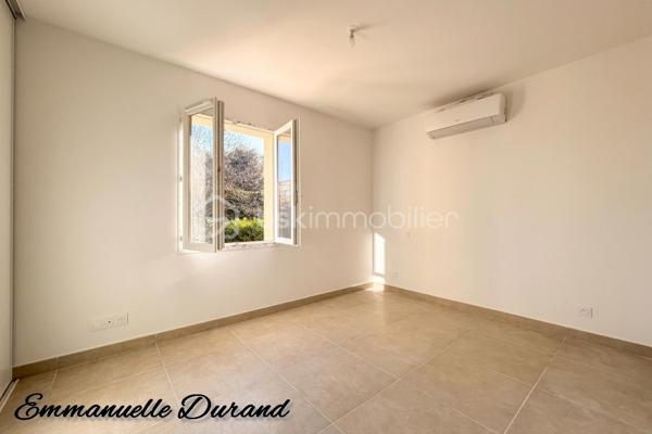 Située dans un quartier calme tout en étant à deux pas des commerces, cette belle maison offre un cadre de vie idéal, alliant confort moderne et finitions impeccables.

L’espace de vie :
Dès l'entrée (avec placard équipé), vous serez séduit par une vaste pièce de vie baignée de lumière, comprenant un séjour spacieux et une cuisine entièrement équipée. Le tout est climatisé pour votre confort été comme hiver. Le rez-de-chaussée dispose également d'un cellier / buanderie et un WC.

L’espace nuit :
À l’étage, découvrez deux belles chambres avec placards équipés ainsi qu’une salle d’eau avec WC.

Les extérieurs :
Profitez d’un jardinet privatif et d’une terrasse pour vos moments de détente. Côté pratique : deux places de parking complètent ce bien.

Les points forts :

État neuf : aucun travaux, peinture faites, placards équipés, cuisine et salle de bain neuve, moderne et élégante, posez vos valises !

Économies : Frais de notaire réduits.

Confort : Entièrement climatisée.

Idéal pour un premier achat ou un investissement locatif serein.