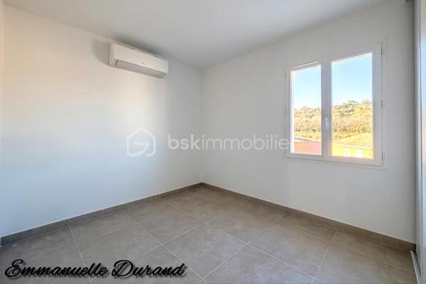 Située dans un quartier calme tout en étant à deux pas des commerces, cette belle maison offre un cadre de vie idéal, alliant confort moderne et finitions impeccables.

L’espace de vie :
Dès l'entrée (avec placard équipé), vous serez séduit par une vaste pièce de vie baignée de lumière, comprenant un séjour spacieux et une cuisine entièrement équipée. Le tout est climatisé pour votre confort été comme hiver. Le rez-de-chaussée dispose également d'un cellier / buanderie et un WC.

L’espace nuit :
À l’étage, découvrez deux belles chambres avec placards équipés ainsi qu’une salle d’eau avec WC.

Les extérieurs :
Profitez d’un jardinet privatif et d’une terrasse pour vos moments de détente. Côté pratique : deux places de parking complètent ce bien.

Les points forts :

État neuf : aucun travaux, peinture faites, placards équipés, cuisine et salle de bain neuve, moderne et élégante, posez vos valises !

Économies : Frais de notaire réduits.

Confort : Entièrement climatisée.

Idéal pour un premier achat ou un investissement locatif serein.