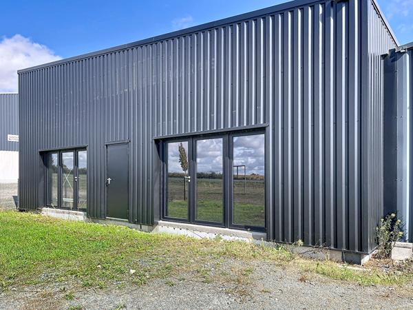 Local d'activité d'environ 250 m² à vendre à Saint-Jean-de-Beugné - Proximité autoroute