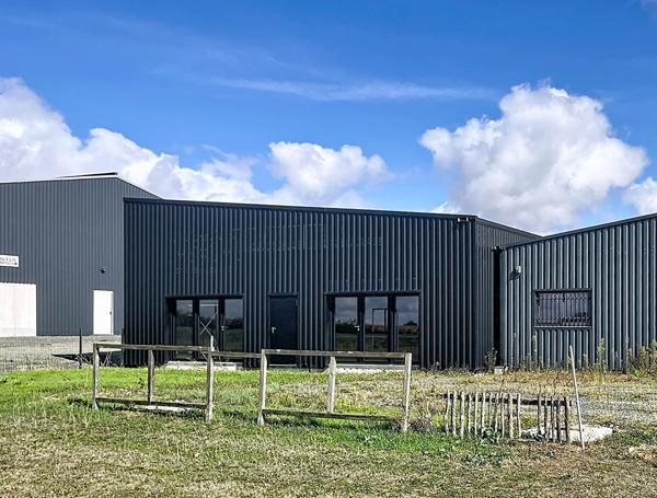 Local d'activité d'environ 250 m² à vendre à Saint-Jean-de-Beugné - Proximité autoroute