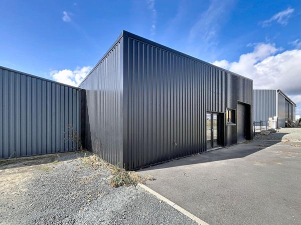 Local d'activité d'environ 250 m² à vendre à Saint-Jean-de-Beugné - Proximité autoroute