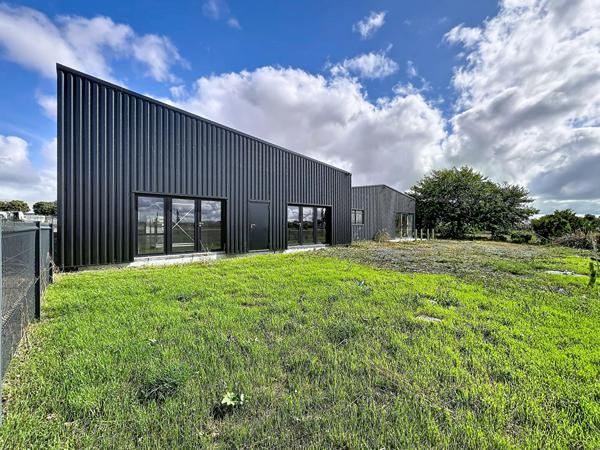 Local d'activité d'environ 250 m² à vendre à Saint-Jean-de-Beugné - Proximité autoroute