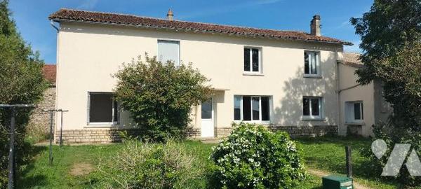 Au calme dans le bourg: Maison ancienne à rénover  bien exposée offrant 144m² habitables. Au RD...