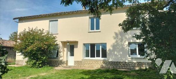 Au calme dans le bourg: Maison ancienne à rénover  bien exposée offrant 144m² habitables. Au RD...