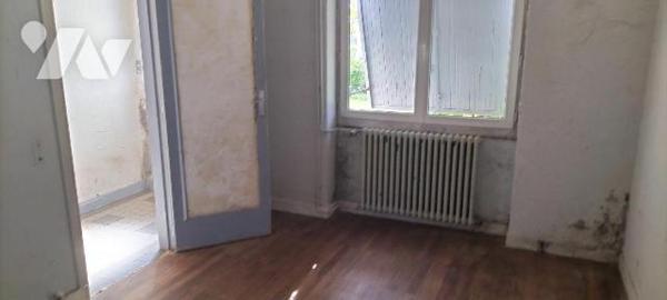 Au calme dans le bourg: Maison ancienne à rénover  bien exposée offrant 144m² habitables. Au RD...