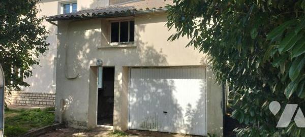 Au calme dans le bourg: Maison ancienne à rénover  bien exposée offrant 144m² habitables. Au RD...