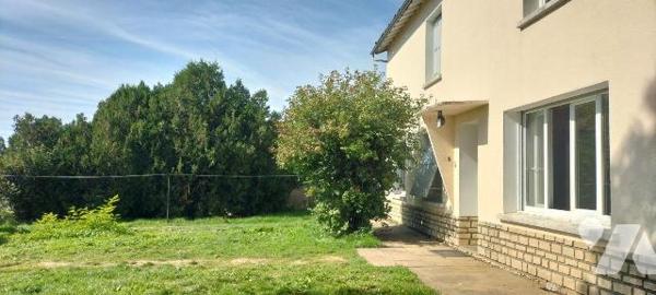 Au calme dans le bourg: Maison ancienne à rénover  bien exposée offrant 144m² habitables. Au RD...