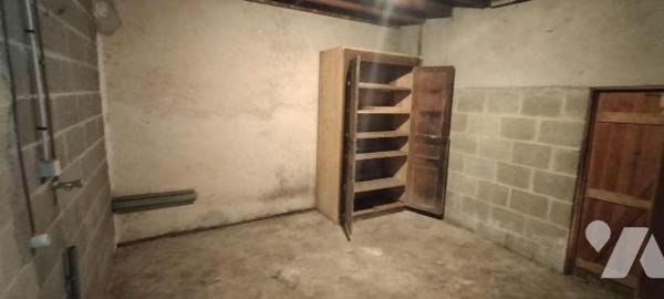 Au calme dans le bourg: Maison ancienne à rénover  bien exposée offrant 144m² habitables. Au RD...