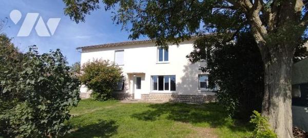 Au calme dans le bourg: Maison ancienne à rénover  bien exposée offrant 144m² habitables. Au RD...