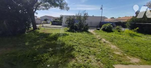 Au calme dans le bourg: Maison ancienne à rénover  bien exposée offrant 144m² habitables. Au RD...