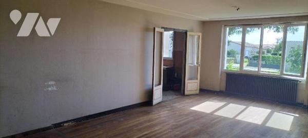 Au calme dans le bourg: Maison ancienne à rénover  bien exposée offrant 144m² habitables. Au RD...