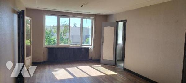 Au calme dans le bourg: Maison ancienne à rénover  bien exposée offrant 144m² habitables. Au RD...