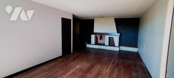 Au calme dans le bourg: Maison ancienne à rénover  bien exposée offrant 144m² habitables. Au RD...