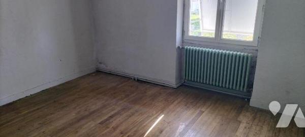 Au calme dans le bourg: Maison ancienne à rénover  bien exposée offrant 144m² habitables. Au RD...