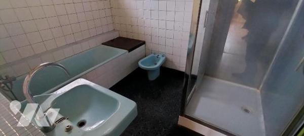 Au calme dans le bourg: Maison ancienne à rénover  bien exposée offrant 144m² habitables. Au RD...