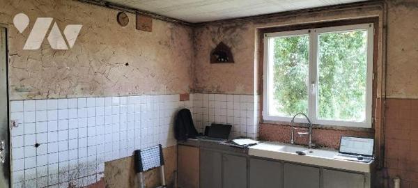 Au calme dans le bourg: Maison ancienne à rénover  bien exposée offrant 144m² habitables. Au RD...