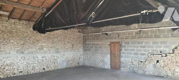 Au calme dans le bourg: Maison ancienne à rénover  bien exposée offrant 144m² habitables. Au RD...