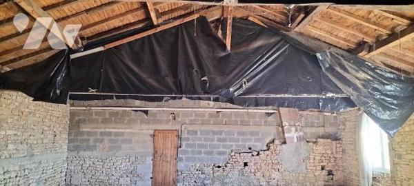 Au calme dans le bourg: Maison ancienne à rénover  bien exposée offrant 144m² habitables. Au RD...