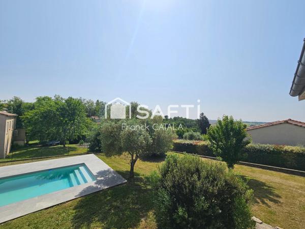 Belle vue pour cette contemporaine avec piscine