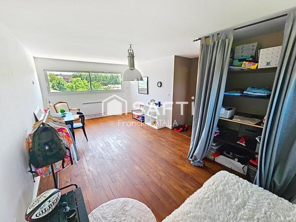 Belle vue pour cette contemporaine avec piscine