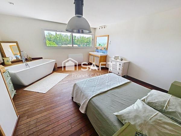 Belle vue pour cette contemporaine avec piscine