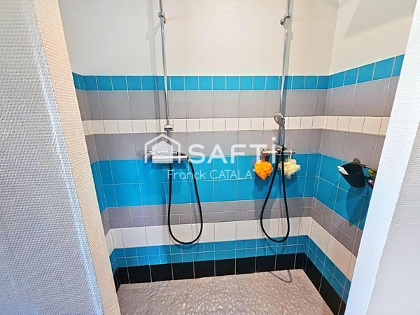 Belle vue pour cette contemporaine avec piscine