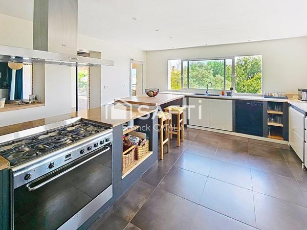 Belle vue pour cette contemporaine avec piscine